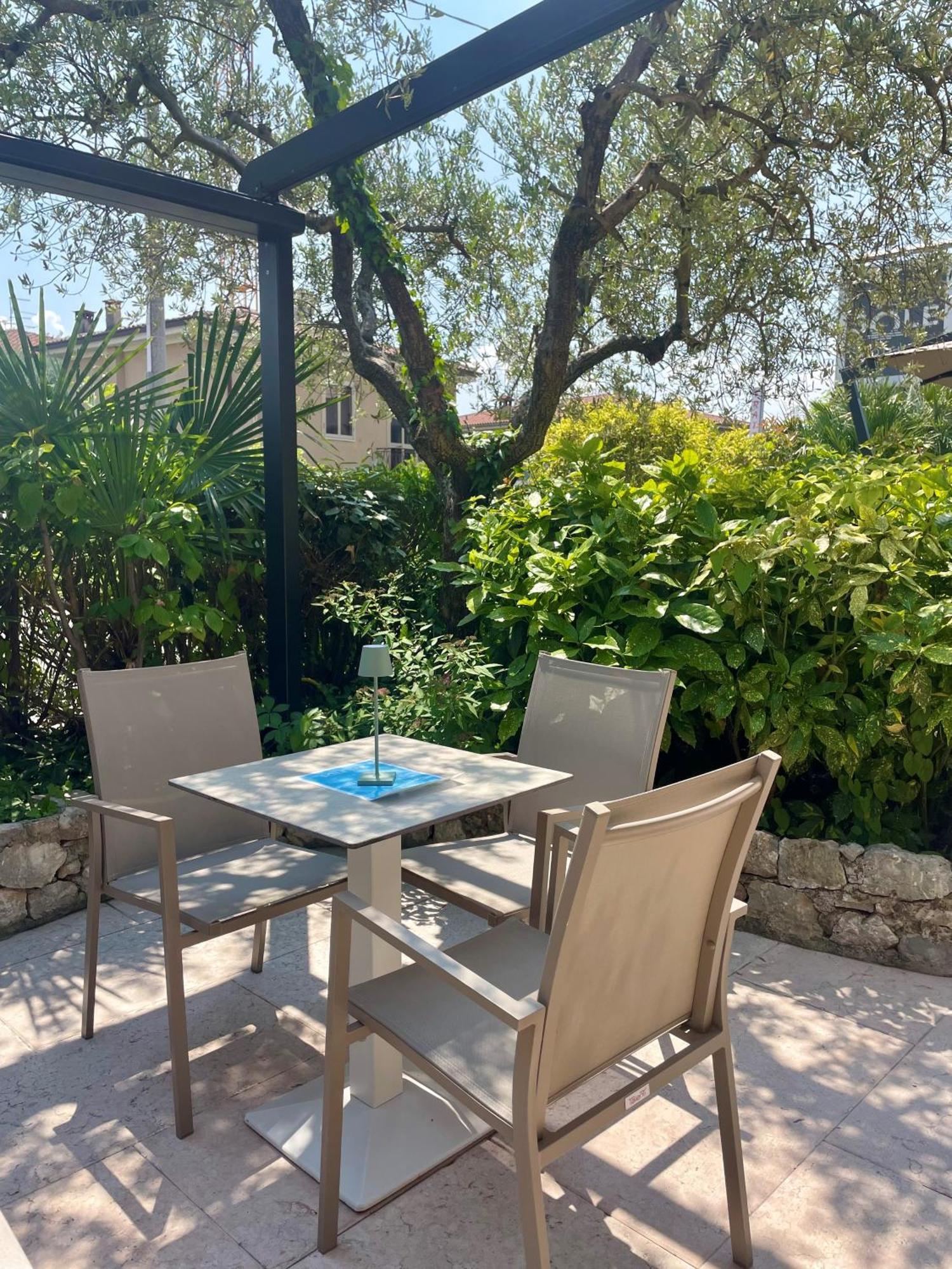 Hotel Al Sole Bardolino Bagian luar foto