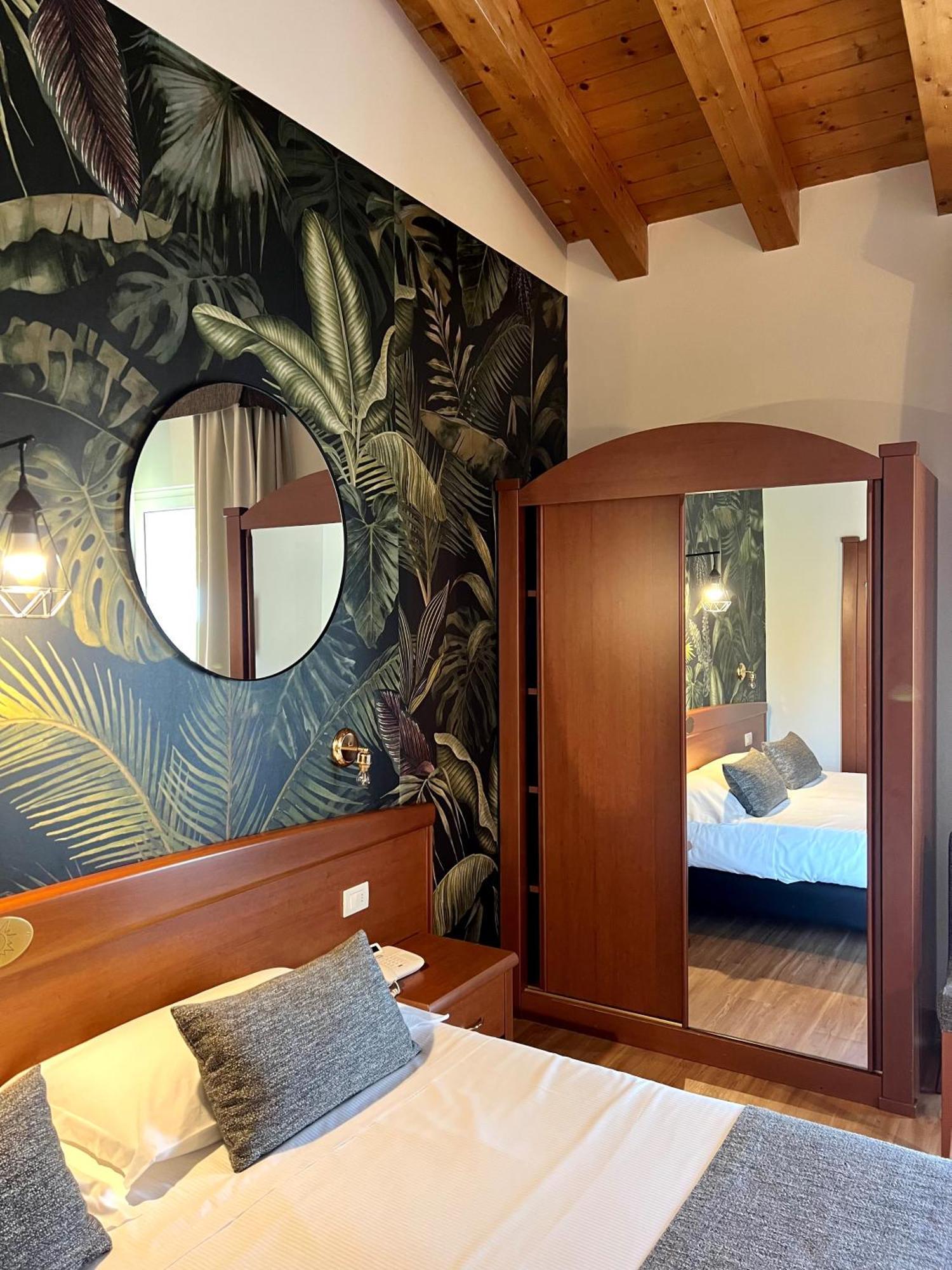 Hotel Al Sole Bardolino Bagian luar foto